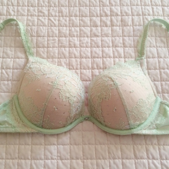 NWOT Victoria's Secret 36C Plunge Push-Up Lace Bra