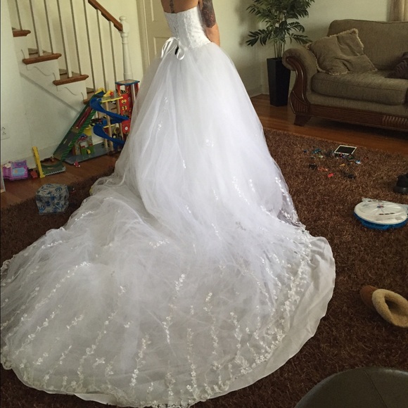 Cathedral train wedding dress with all accessories - Picture 2 of 4