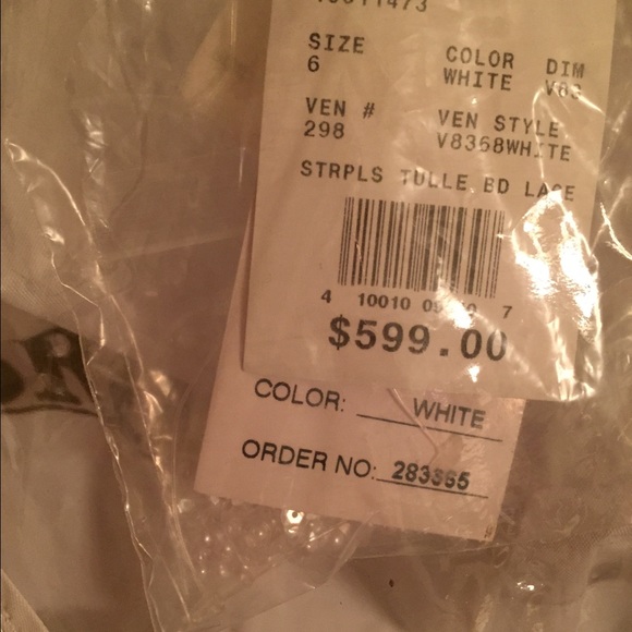 Cathedral train wedding dress with all accessories - Picture 4 of 4