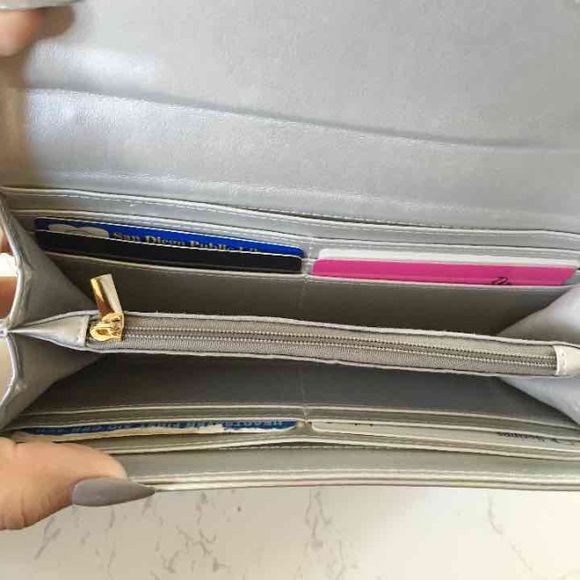 SOLD🦄Holographic/Iridescent Wallet✨ - Picture 4 of 4