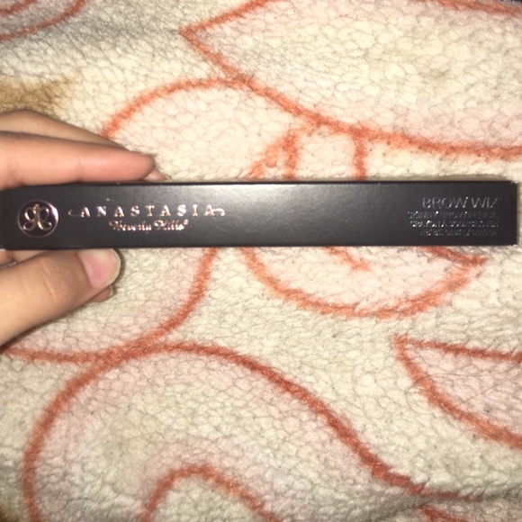 Anastasia brow wiz COLOR: TAUPE