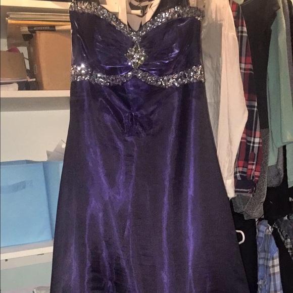 PROM DRESSES - Picture 3 of 4