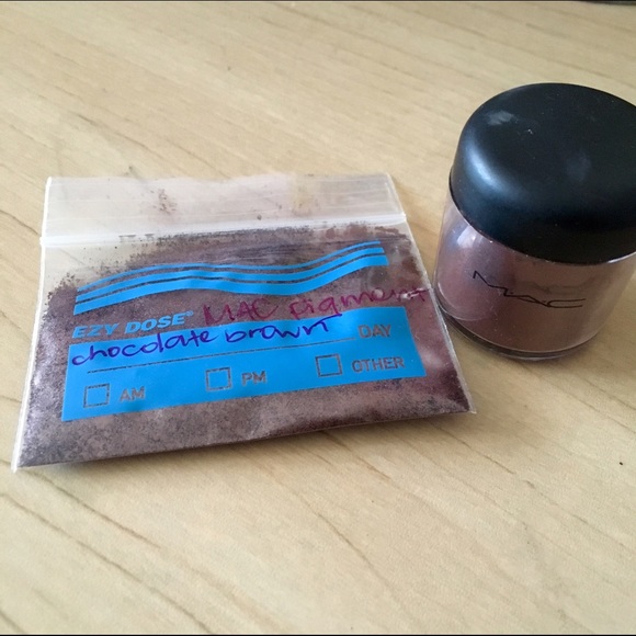 1.5 tsp of MAC Chocolate Brown for @shyfar