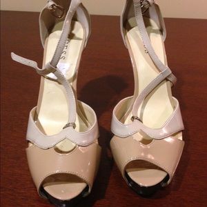 Nude guess peep-toe pumps