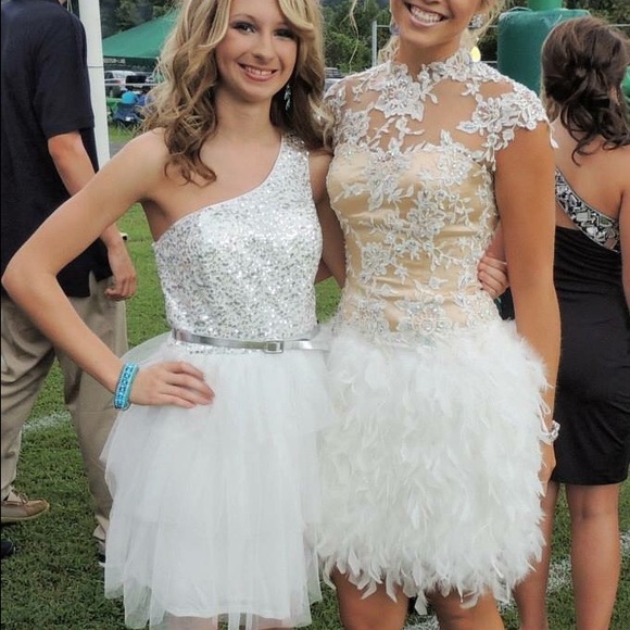 Beautiful homecoming or cocktail dress! Right one!