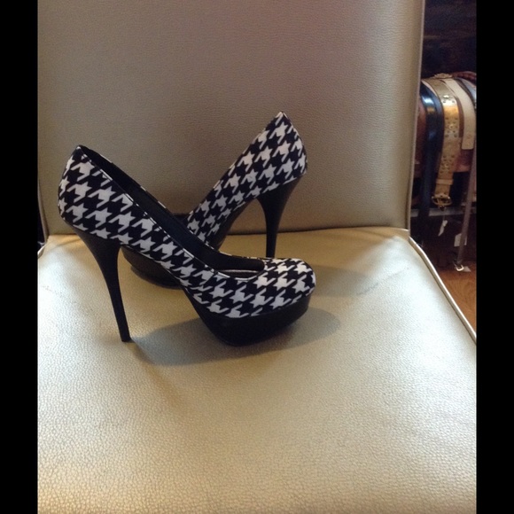Bamboo Shoes - Bamboo Houndstooth Platform Heels
