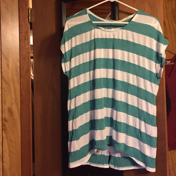 Ribbed button back tee