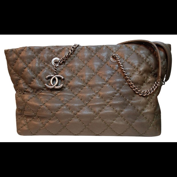🎉HOST PICK🎉 CHANEL Ultimate Stitch Tote💋 - Picture 2 of 8