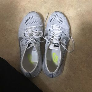 WHITE NIKE FLYKNIT ZOOM
