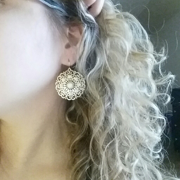 Stunning gold snowflake earings