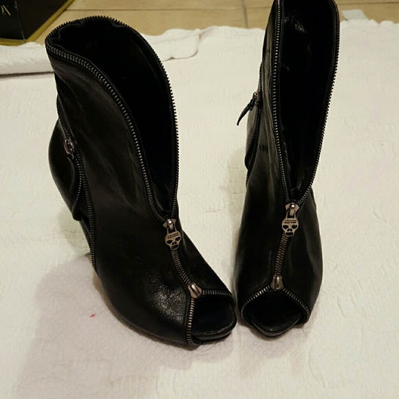 Alexander McQueen boots - Picture 2 of 4