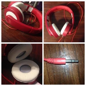 🎀Brand new red and white ear phones. 🎀