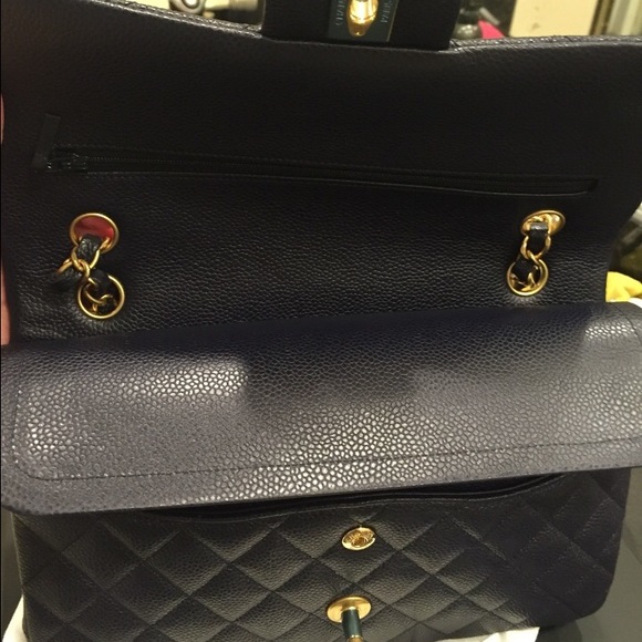 CHANEL
Medium Flap Handbag Caviar Navy Cross Body - Picture 4 of 4