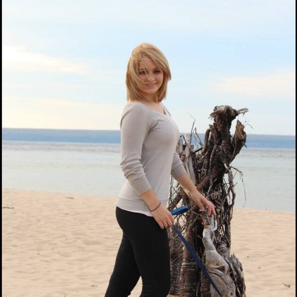 Meet your Posher, Amanda - Picture 3 of 3