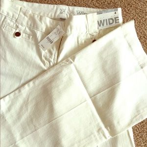 Low rise, Flate bottoms, white denim.