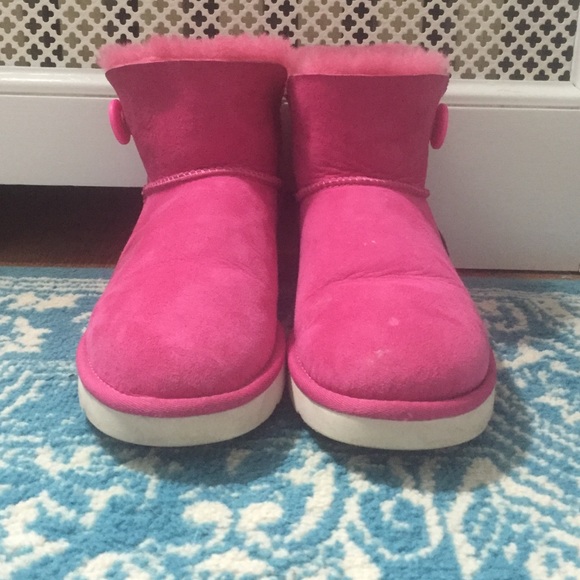 Hot pink, short Bailey button uggs