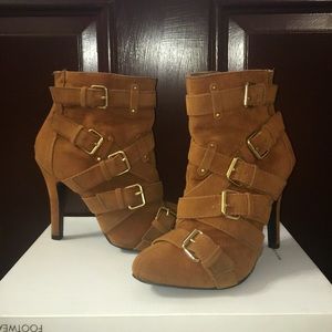 Beautiful brown shoe adjustable looks new