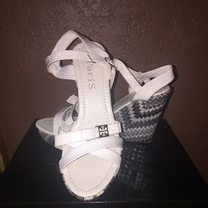 Pretty shoe with abstract design looks new