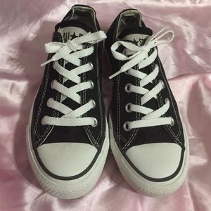 Classy Black Converse Low Tops Sneakers
