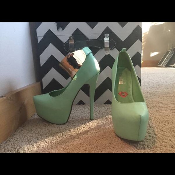 Red kiss heels - Picture 1 of 1