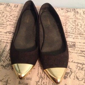 Gold-toed flats