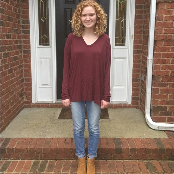 $10 CLOSET SALE❗️Maroon V-Neck Essential Top - Picture 4 of 4