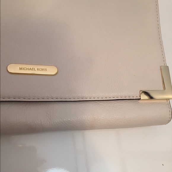Michael Kors Beverly Oversized Clutch Shoulder Bag - Picture 3 of 4