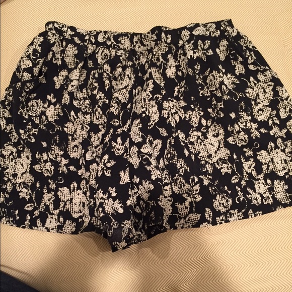 Mimi chica shorts with pockets