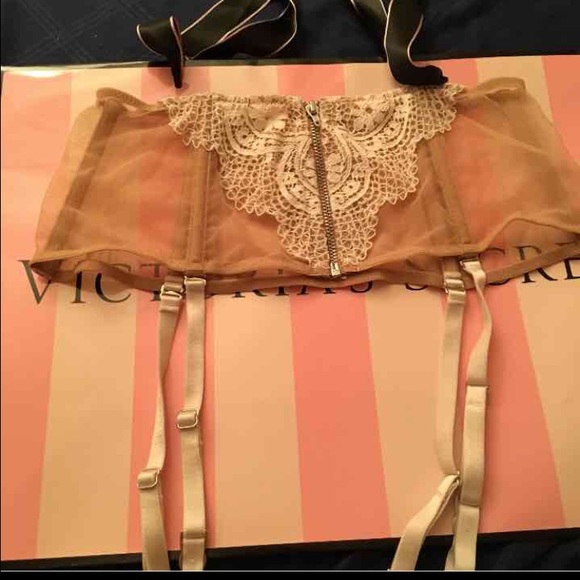 Waist cincher coconut lace garter belt.