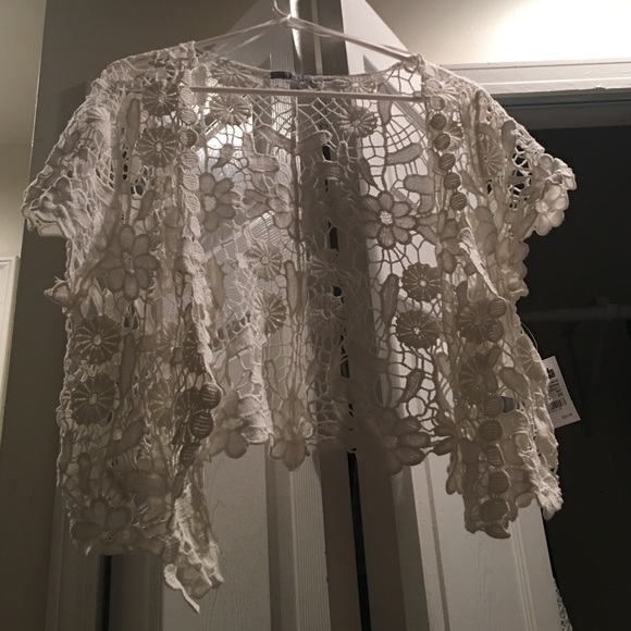 A cream knitted flower half shirt