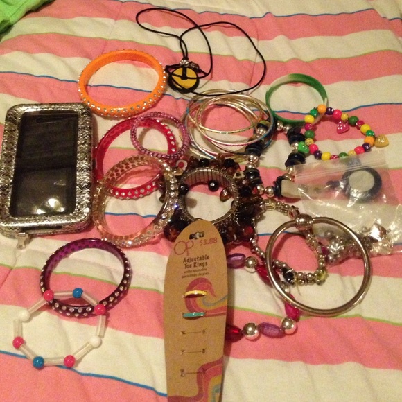 Bracelets,iPhone 4 billfold case,toe rings charms - Picture 1 of 4