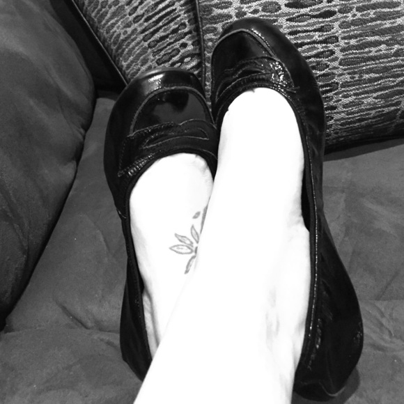 Packable crinkle black patent flat