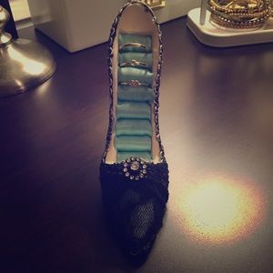 Ring holder & 3 rings size 6