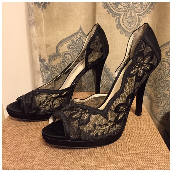 ‼️price reduced‼️Satin black lace heel