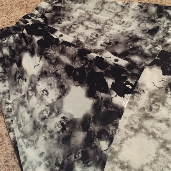 ❗Moving sale❗Sold at yardsale Acid wash hi-low - Picture 2 of 4