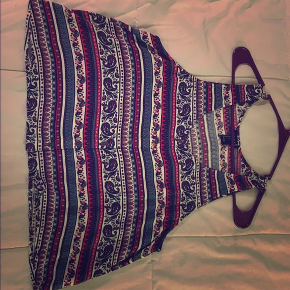 Crop top never worn, it was too small