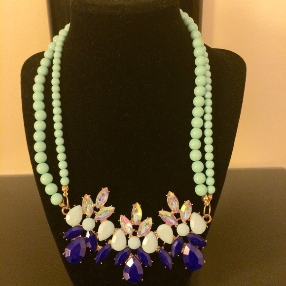 New Adorable Statement Necklace ❤️❤️ - Picture 1 of 4
