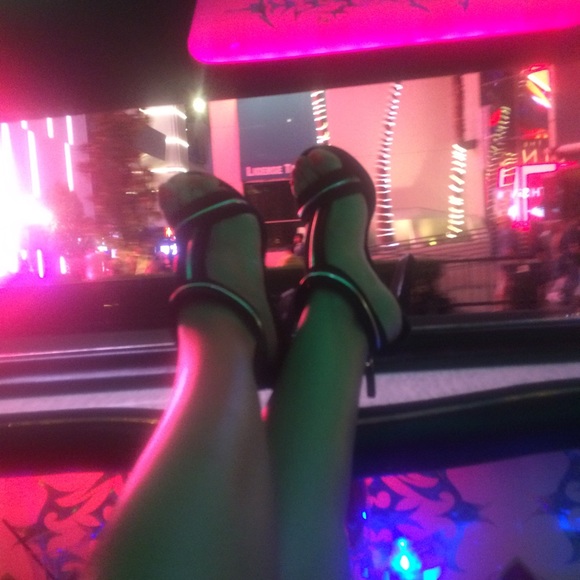 Hi! I'm Ella V! I L❤️VE offers🚨 💕 - Picture 2 of 3