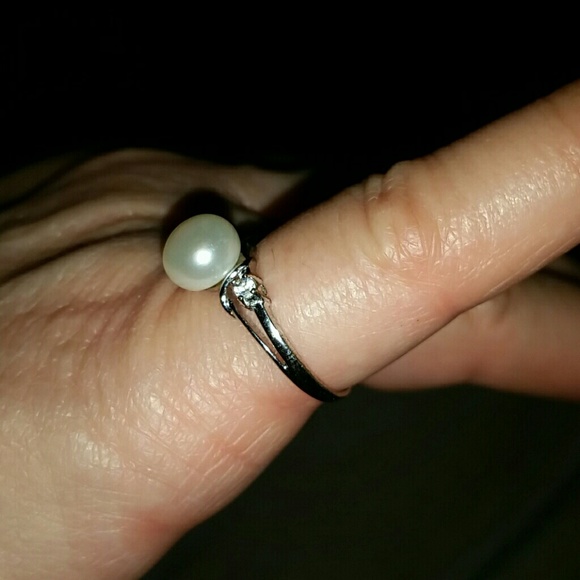NEVER WORN!!!! Pearl and Diamond Ring - Picture 2 of 3