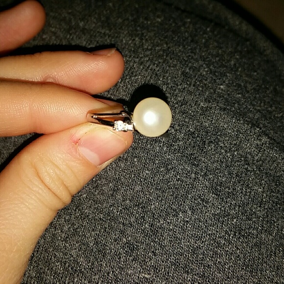 NEVER WORN!!!! Pearl and Diamond Ring - Picture 3 of 3