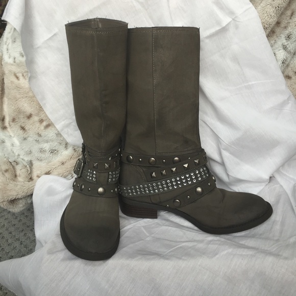 grey Veras and tan boots