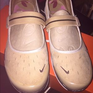 Wmns Nike free MaryJane SI