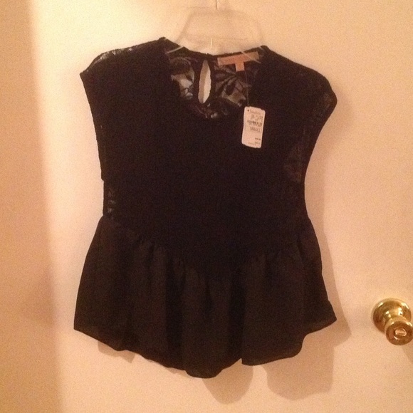 Casual Couture lace back crop top - Picture 3 of 4