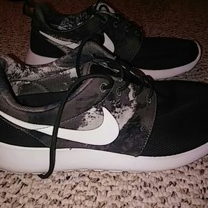 Nike WMNS Roshe Run Paint Blot