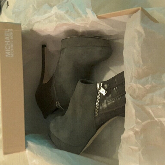 Michael Kors Shoes - Like New Michael Kors Booties