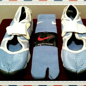 NIKE AIR RIFT SHOES AND MATCHING SOCKS (LIKE NEW)