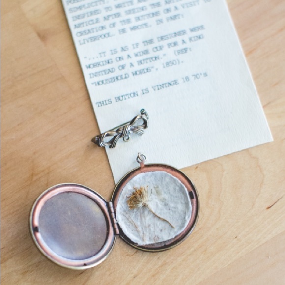 Vintage button locket pin/necklace | real flower
