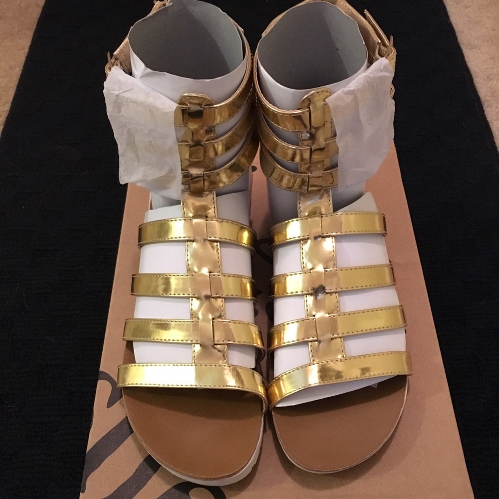 Gold hi top sandals with zipper in the back!🆕🔥🎁