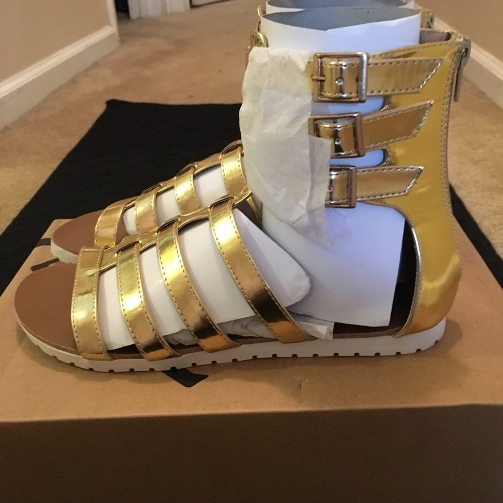 Gold hi top sandals with zipper in the back!🆕🔥🎁 - Picture 3 of 4
