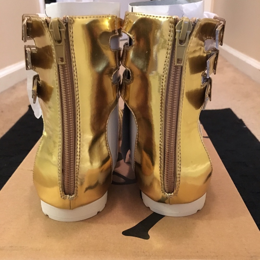 Gold hi top sandals with zipper in the back!🆕🔥🎁 - Picture 4 of 4